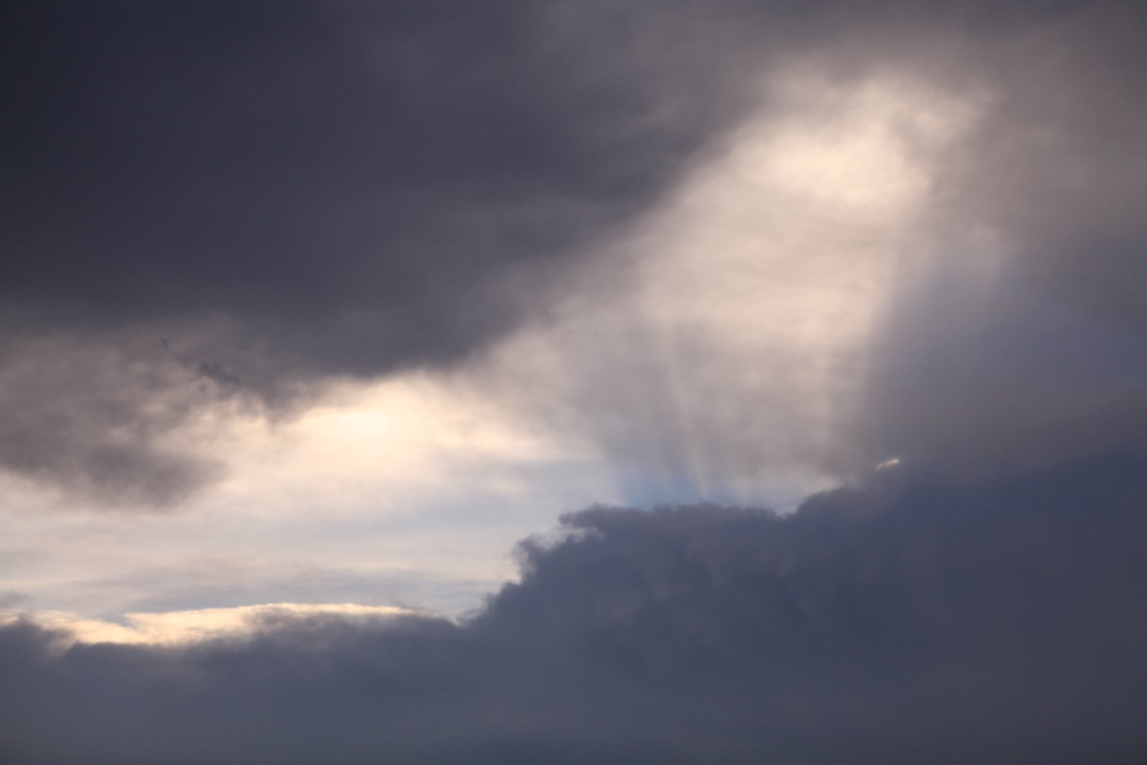 故宫上空现云隙光现象，这一现象是如何形成的？