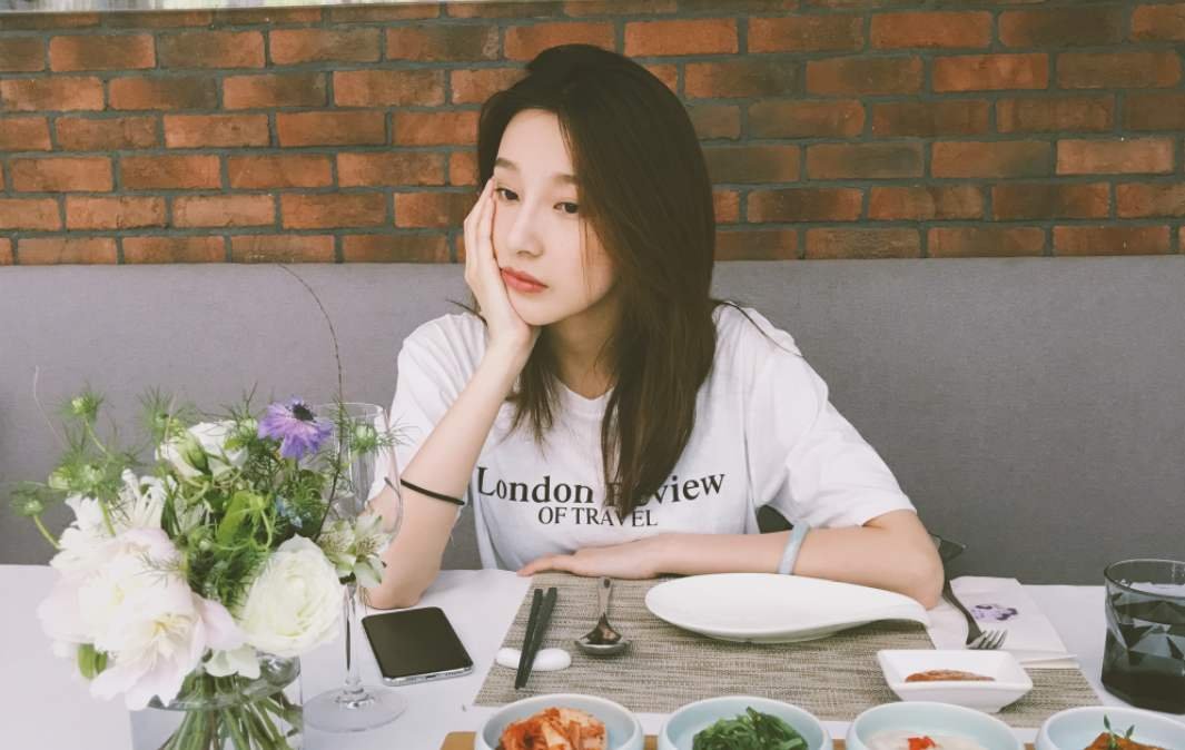 她是央视最美女主持，比赛中因泳裤滑落一举成名，如今她过得怎样？