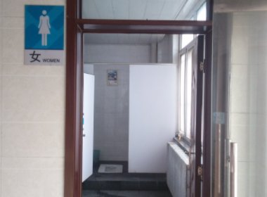 天津警方通报高校学生厕所内偷窥女教师,此事会如何处理?