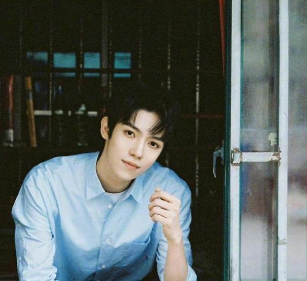 易烊千玺入职国家话剧院惹争议，演员身份不笔试，挂职后仍能捞金