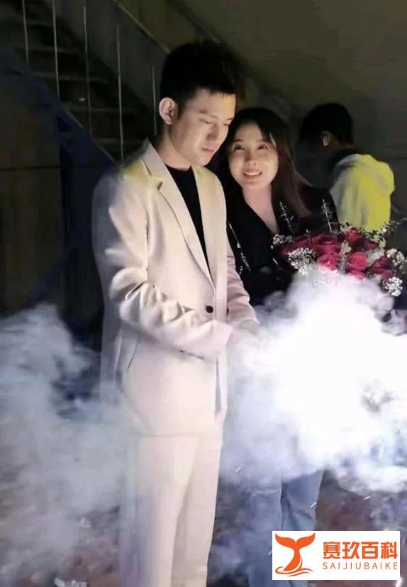 阿哲老婆姗姗前职业曝光，并非是网传的车模，而是短道速滑运动员