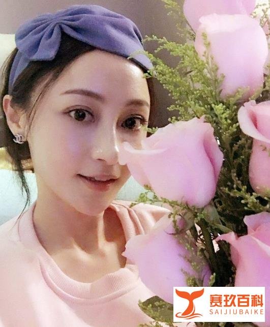 姚笛被曝出深夜会友，与男性朋友举止亲密，曾公开晒钻戒秀幸福