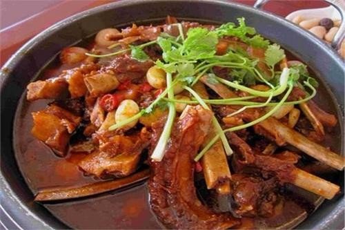 贵州两家牛肉粉店老板“串通”涨价1~2元,这种行为是否该被监管处罚?
