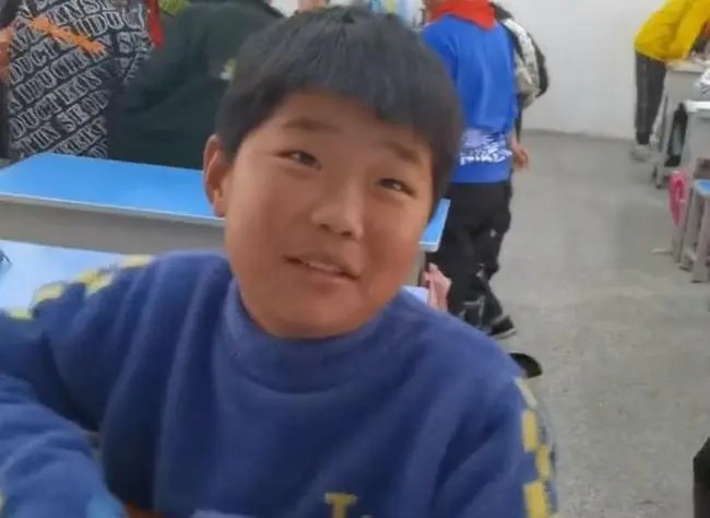 安徽一男孩为让舅舅脱单欲把老师变舅妈，男孩这么做合适吗？