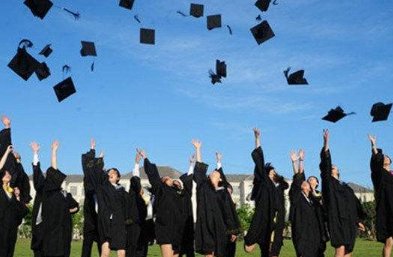 graduate in和graduate from 有什么区别?