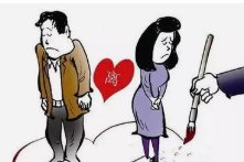 一男子因不满意离婚，擅自潜入前妻家剪毁衣服，他为何如此极端？