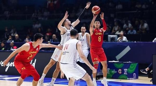 心酸！姚明赛后拒绝退场，独坐观众席表情难受，没人敢去劝他离开