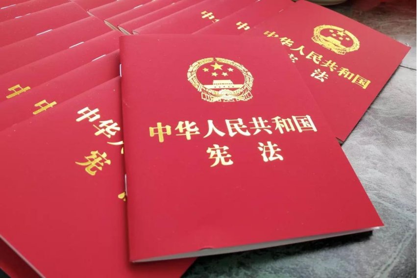 列选项中,哪一项不是我国宪法的明文规定?