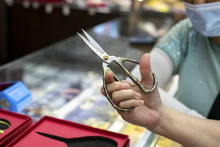 拍蒜断刀后，张小泉锅铲用半年把手掉了引围观，品牌方作何回应？
