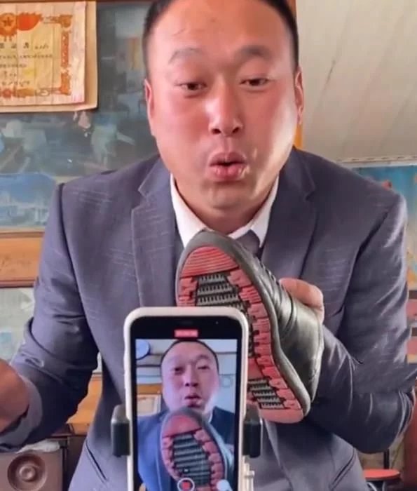 火出圈的“张同学”是男版“李子柒”吗?