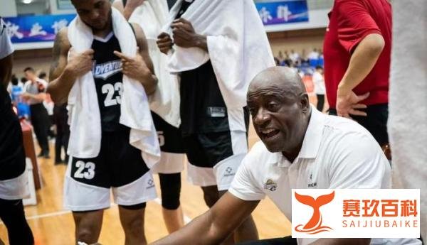 球场风云突变！中美篮球赛冲突后握手言和