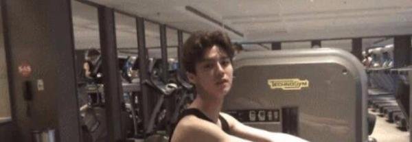 你以为鹿晗很瘦吗?其实他也是有腹肌的!