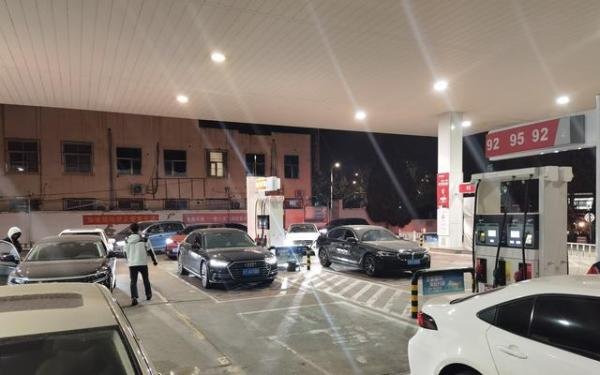 北京加油站“破9”前夜:“加满”声不断,豪车身影不少,加油员取消休息等“9”来