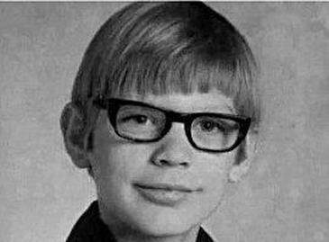美国变态连环杀手杰弗里达摩（Jeffrey Dahmer） 堪称是《沉默的羔羊》里食人博士汉尼拔的真人版本