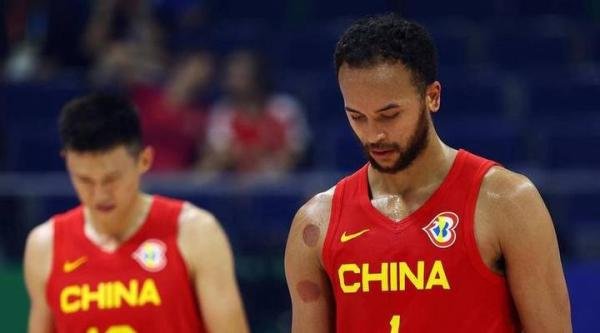 心酸！姚明赛后拒绝退场，独坐观众席表情难受，没人敢去劝他离开