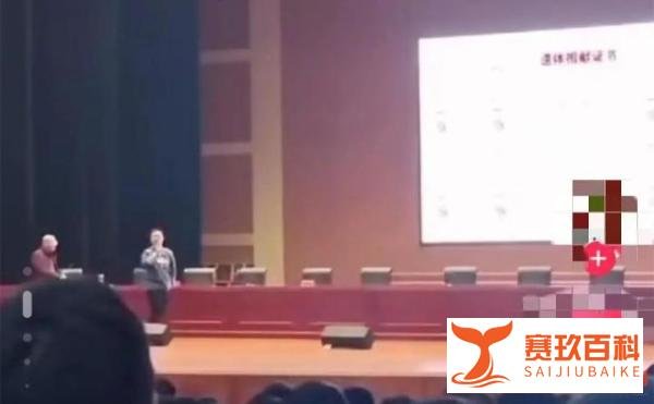 网传抢教授话筒的学生被录取，哈工大回应！