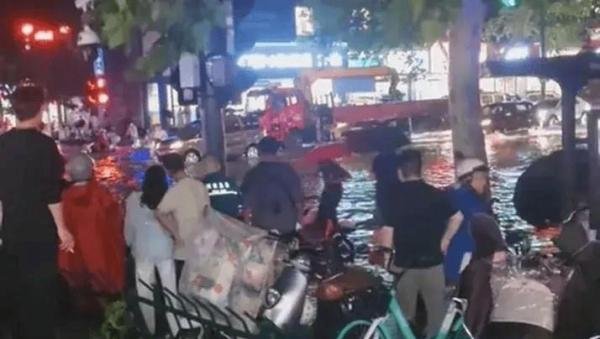 郑州暴雨一男子街头遇险抢救无效死亡,当地回应,网友评论炸锅!