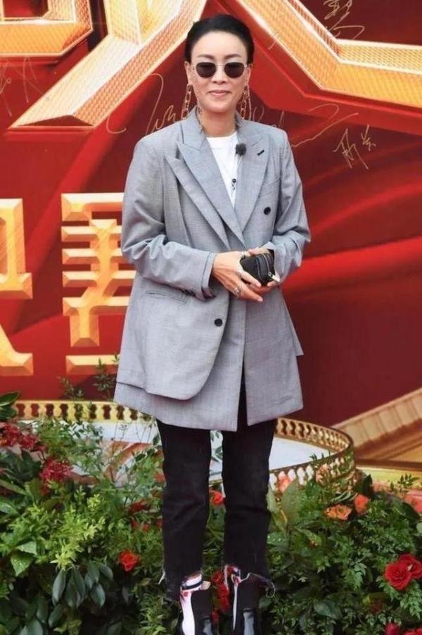那英的素颜真让人心疼，状态疲惫太显龄，终于相信她54岁了