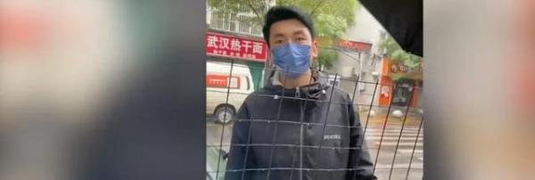 男子冒雨给前妻和孩子送物资