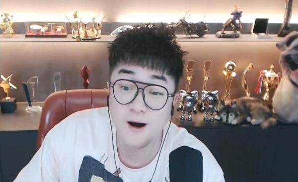 YY毕加索直播十周年，与女管理官宣已结婚，三喜临门老婆已有身孕