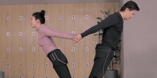 黄奕五一带女儿爬长城，与崔伟恋情进展顺利？找到自己勇往直前