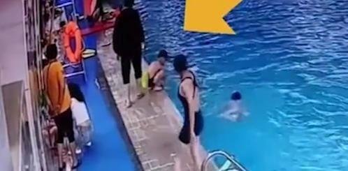河南：一陌生男子将游泳池边小孩踢下水，监控视频让人气愤！