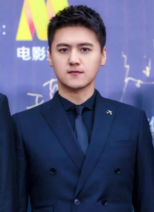 《热辣滚烫》中何坤的扮演者是谁？