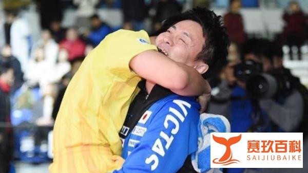 张本智和夺冠瞬间教练激情抱起引争议是庆祝还是过度干预