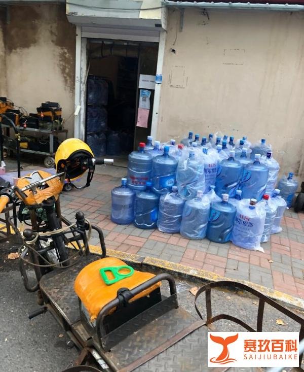 疫情下，表演上班的失业的中年男人