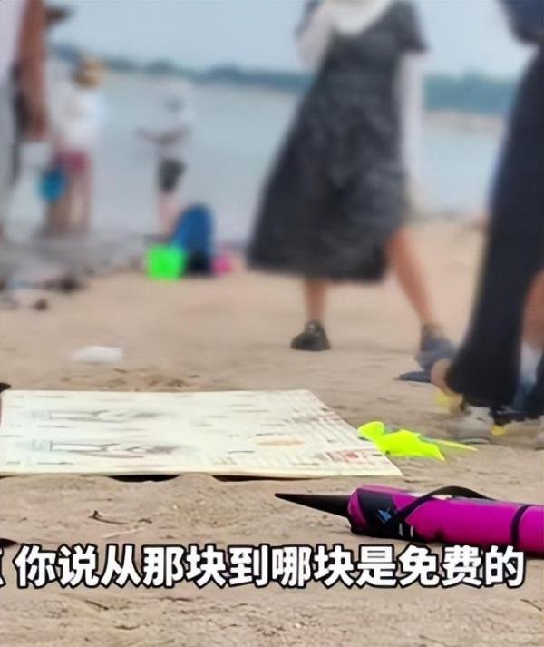 海滩遮阳伞被要求交费50元,景区回应引众怒,网友:收呼吸费更赚