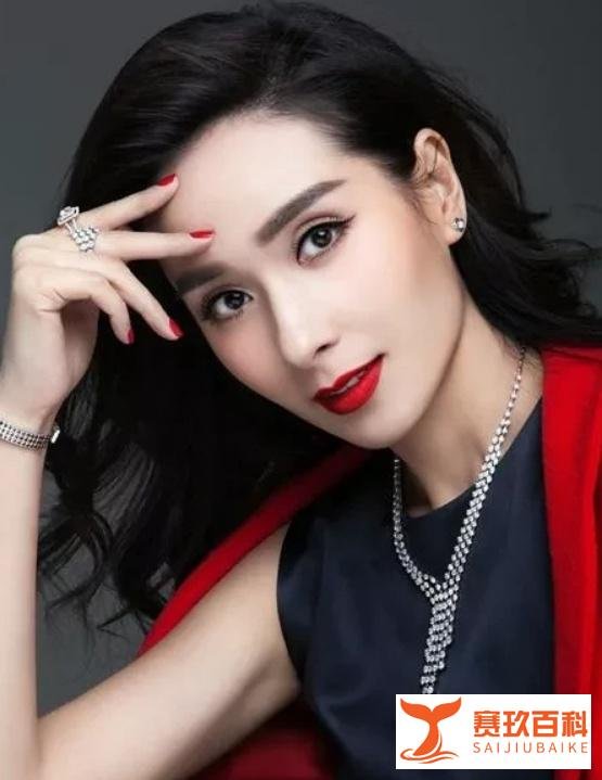 杨恭如在餐厅吃饭时,突然遭到一位女士掌掴,并怒骂杨恭如