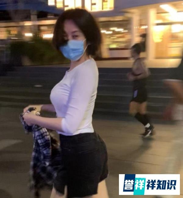 许晴夜走锻炼被偶遇，身材前凸后翘，她一直就是美出了新高度