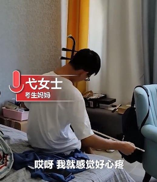 男生高考不理想拉二胡解忧 这是咋情况？