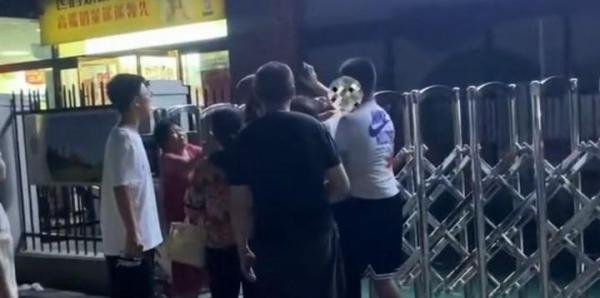 陕西:15岁男孩阻止63岁老人插队，遭父女殴打