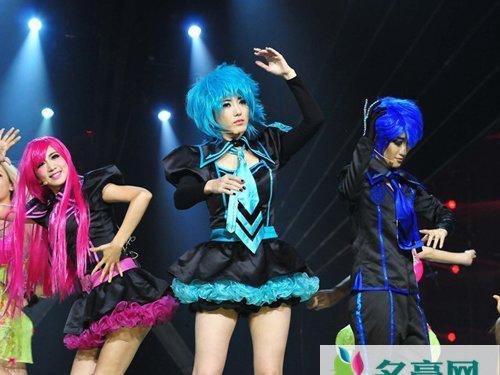刘忻演唱会cosplay初音 赵浩杰和刘忻游泳池
