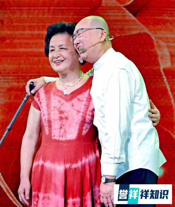 乔榛与夫人近照曝光，作为演奏家，为了患病的丈夫，她选择了家庭