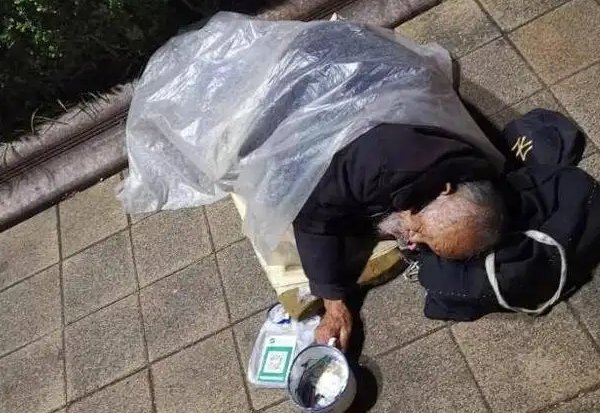 安徽老人拿二维码乞讨，扫码后被要求看转账记录，遇到这种情况该如何应对？