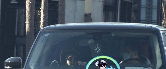 李湘离婚风波后首次露面，与神秘男子开豪车出行，路上发生剐蹭