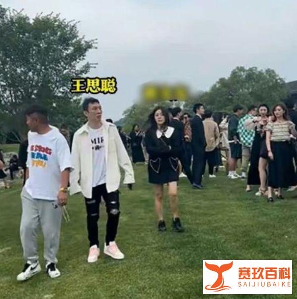 王思聪炫富翻车，千万名表被扒是借来的，万达曾被曝大规模裁员