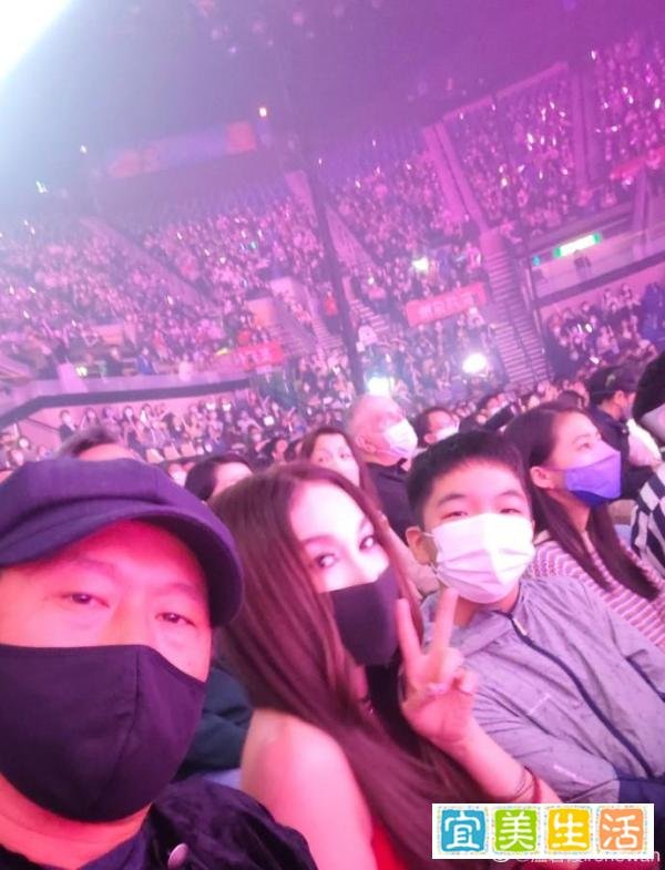 温碧霞过圣诞，55岁不生孩子保养好，富豪老公和养子现身长得像