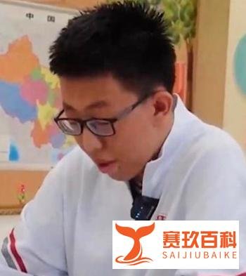 智障少年把迷路女童背到派出所