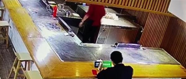 太暖心!厨师煎100分爱心餐，为泪奔程序员加油打气