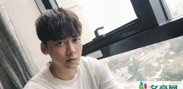李易峰喜欢杨幂是真的吗 李易峰杨幂真有过一段么被证实是假的