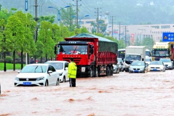 青岛暴雨积水齐腰，车子飘着被“浪”拍，为何城市内涝屡屡发生？