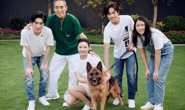 张艺谋妻子晒一家五口合照,照片中他们一家人有多温馨?