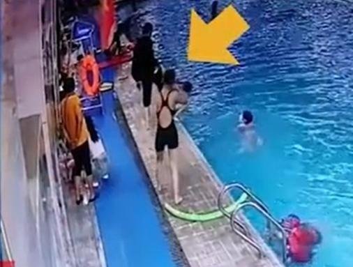 河南：一陌生男子将游泳池边小孩踢下水，监控视频让人气愤！