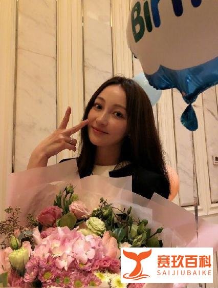 姚笛被曝出深夜会友，与男性朋友举止亲密，曾公开晒钻戒秀幸福