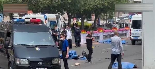 大连一轿车直冲斑马线多人被撞飞，致4死3伤，肇事者被警方抓获
