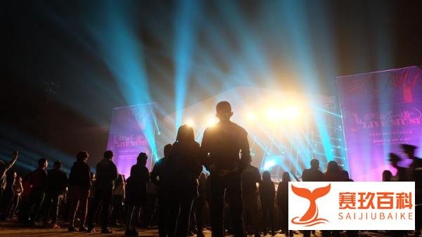 霉霉演唱会突发悲剧：23岁粉丝猝死，千人中暑！