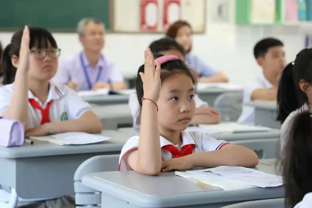 福建一班主任歧视外地孩子与家长发生争执,当地部门对此事是如何处理的?